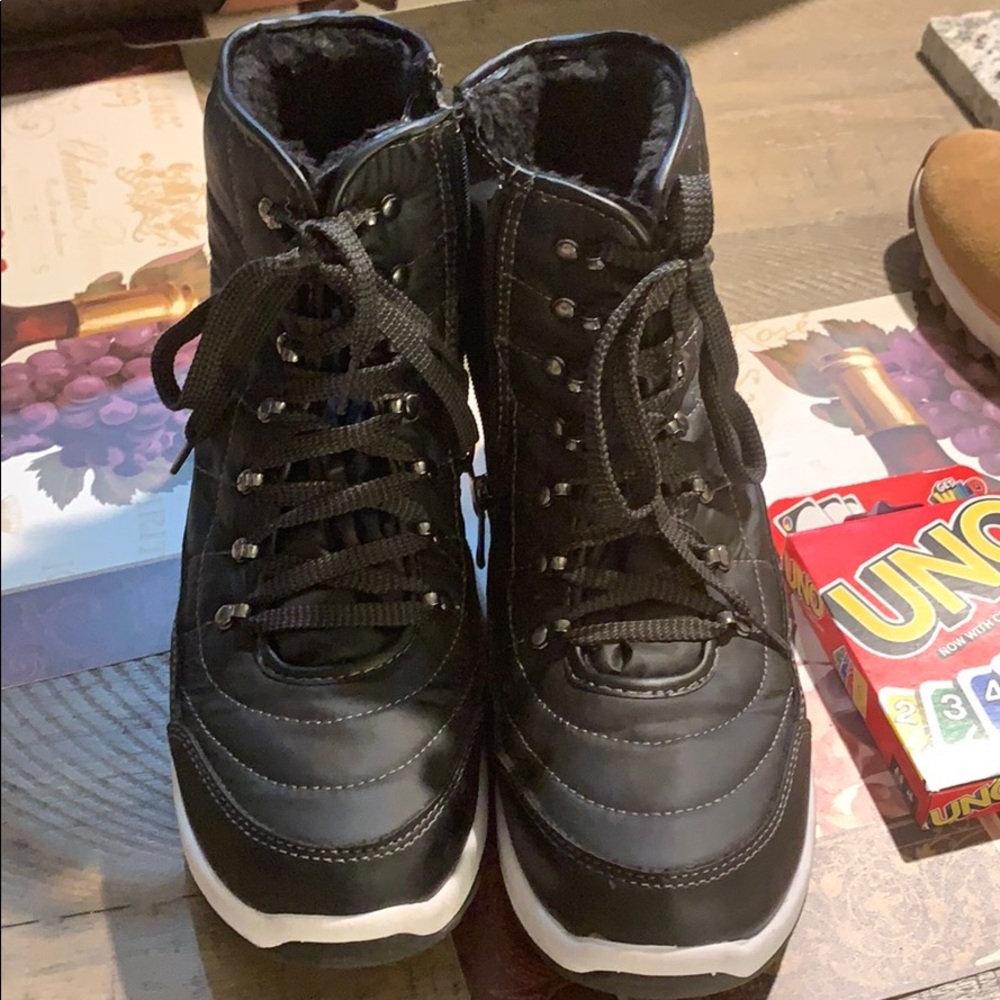 Black snow boots perfect for the snow.